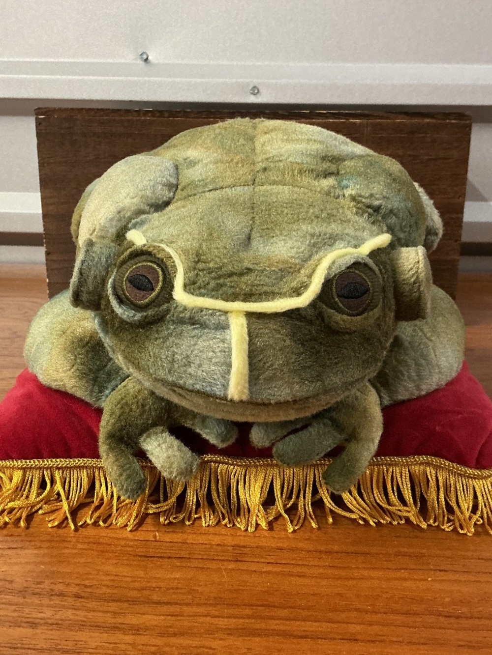The Wizarding World of Harry Potter Frog Choir Gold Fringe Puppet Plush No Sound